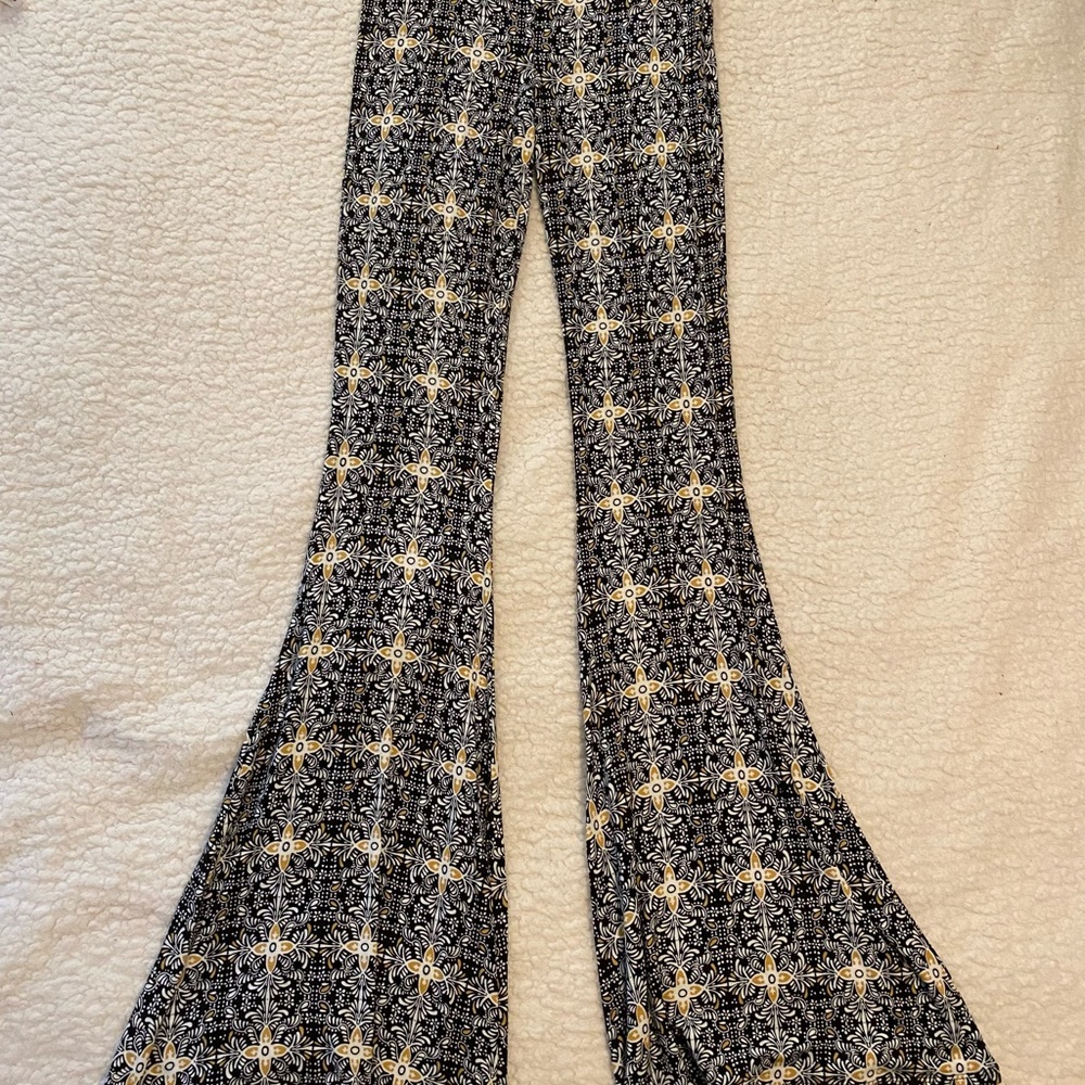 Volcom patterned flare pants. Size S.